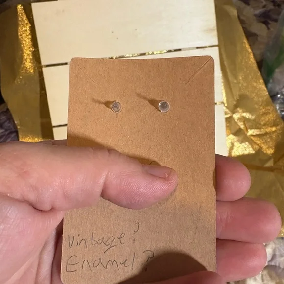 Vintage Enameled green and gold tone post earrings. - Picture 3 of 3